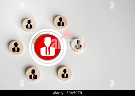Customer Relationship Management-Konzept. Holzblock mit Zielsymbol, verbunden mit menschlichen Symbolen für Kundenfokussierungsgruppe. Datenaustausch Entwicklung A Stockfoto