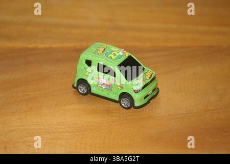 Grünes Spielzeugauto mit einzigartigem Design, „22“ auf dem Dach und lebendigen Grafiken auf der Karosserie. Stockfoto