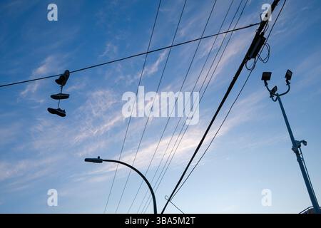 Schuhe hängen an einem Telefonkabel in East Vancouver, BC. Stockfoto