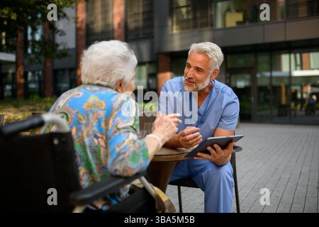 Medizinisches Fachpersonal, das medizinische Ergebnisse mit Tablette erklärt. Stockfoto