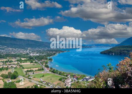 Blick auf den See von Annecy in den französischen Alpen Stockfoto