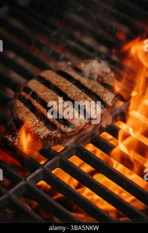 Grillen des New York Strip Steaks über offener Flamme auf dem Grill. Stockfoto