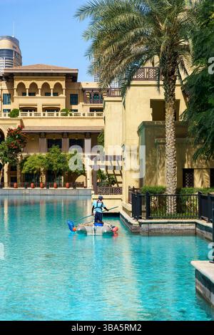 Dubai, VAE - 30. April 2025: Asiatischer Migrant Worker auf den Straßen von Dubai. Hochwertiges fotooffenes Bild eines asiatischen Arbeitsmigranten, der auf einer Straße in Dubai, Vereinigte Arabische Emirate, spaziert. In Arbeitskleidung unter der intensiven Sonne des Nahen Ostens verkleidet, repräsentiert der Mann die hart arbeitenden Einwanderer, die die rasante Stadtentwicklung der Stadt unterstützen. Das Foto zeigt Themen wie Globalisierung, Arbeitsmigration und Alltag in einer modernen Metropole. Stockfoto