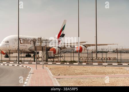 Dubai, VAE - 30. April 2025: Emirates Flugzeuge auf dem Flughafenparkplatz Al maktoum. Hochwertige Fotos Stockfoto