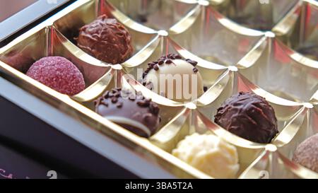 Hausgemachte Schokoladenbonbons mit Kakao und Zuckerstäbchen in Kraftverpackung Stockfoto