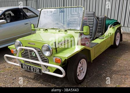 Dreiviertel-Vorderansicht eines Green, 1977, Austin Mini Moke, ausgestellt im The Easter Classic Gathering, Brooklands Museum, Stockfoto