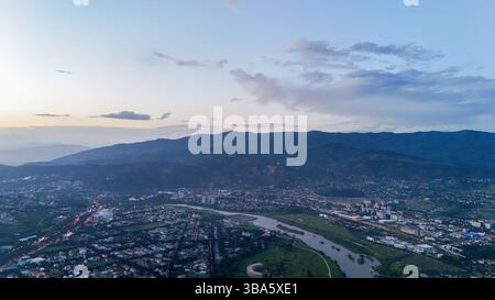 Atemberaubender Blick auf den Himmel zum Sonnenuntergang Stockfoto
