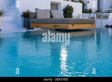 Ein breites Bett am Pool, der perfekte Ort für einen erholsamen Urlaub Stockfoto