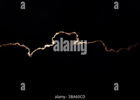 Ein heller Vollmond beleuchtet die vorbeiziehenden Wolken an einem Frühlingsabend über Worcestershire, England. Stockfoto
