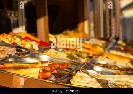 Hot Dog mit Wurst in einer Kiste auf einer Theke auf einem Straßenmarkt. Nahaufnahme Stockfoto