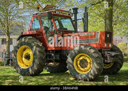20. April 2025 - Limmen-Niederlande: Oldtimer Fiatagri 180-90 Traktor auf der jährlichen Blumenkarte Bloemendagen zu sehen. Stockfoto