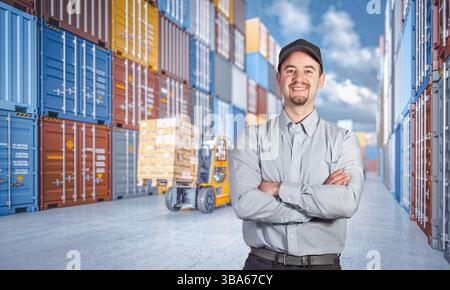 Supervisor lächelt mit überkreuzten Armen, Ladungscontainer im Lagerbereich Stockfoto