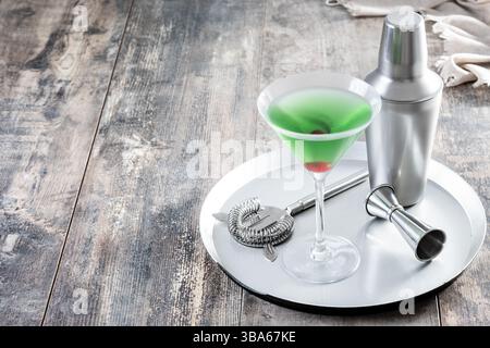Japanischer Pantoffelcocktail auf Holztisch Stockfoto