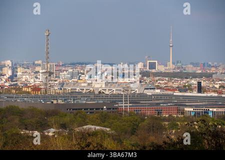 Ein hoher Gitterfunkmast steht vor einer Panoramaaussicht vom Teufelsberg über die Berliner Skyline und den Fernsehturm, Berlin, Deutschland. Stockfoto