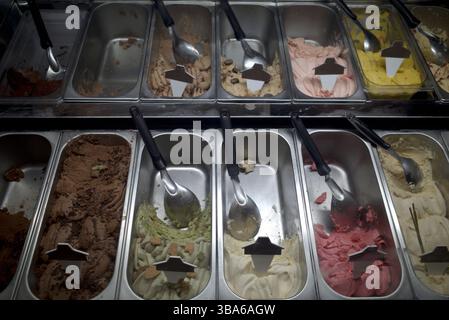Nahaufnahme von Eis im Eiscafé mit verschiedenen Geschmacksrichtungen. Stockfoto