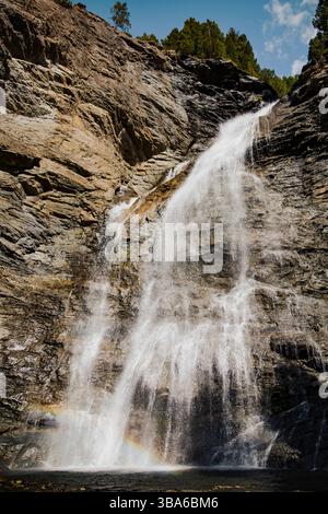 Nahaufnahme eines Wasserfalls, der auf felsige Klippen stürzt Stockfoto