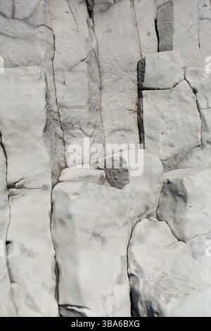 Nahaufnahme von blassen Basaltsäulen mit sichtbaren Rissen Stockfoto