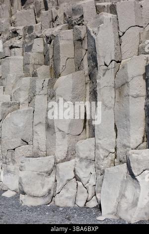 Helle Basaltsäulen mit vertikalen Rissen und rauer Textur Stockfoto