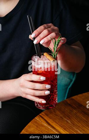 Alkoholfreie Limonade mit Eis und Rosmarin Stockfoto