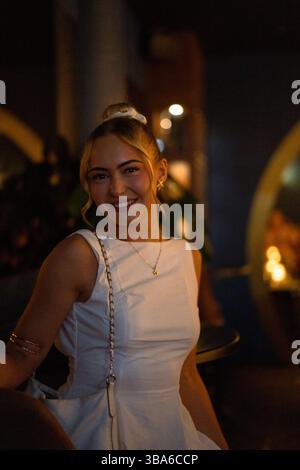 Junge Frau trinkt Cocktails in der Nachtbar Stockfoto