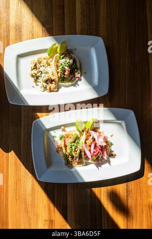 Draufsicht auf zwei Tacos-Teller Stockfoto