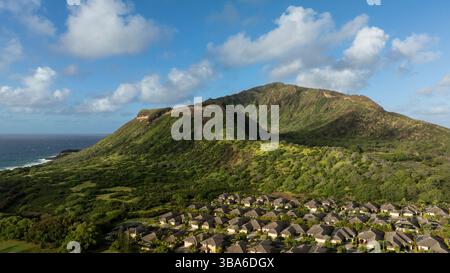 Wohnsiedlung am Fuße des Koko Head Crators Stockfoto