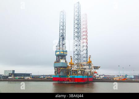 Eine Offshore-Bohrplattform steht in der Nähe des Hafens Gdynia in Polen. Stockfoto