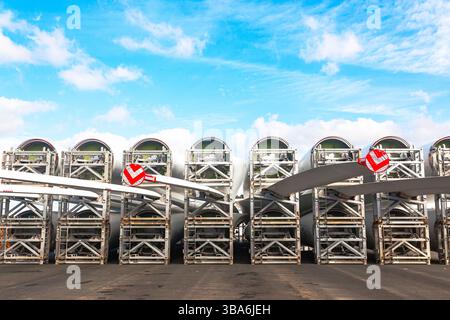 Lagerung von Rotorblättern für Windturbinen an der Küste. Lagerung von Teilen von Windkraftanlagen. Stockfoto