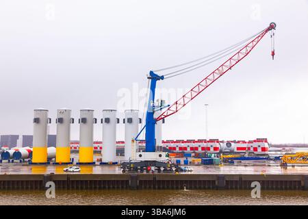 Onshore-Lagerung von Rotorblättern und Teilen für Windkraftanlagen in einem deutschen Seehafen. Stockfoto