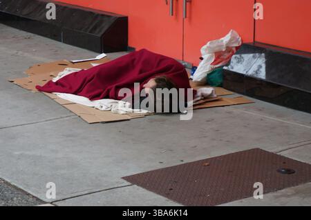 Obdachloser Mann, der auf einer Straße schläft. Vancouver, Kanada Stockfoto