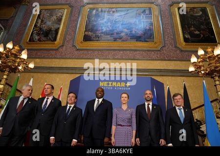 Außenminister David Lammy (Mitte) posiert für ein Foto mit (von links nach rechts) Italiens Außenminister Antonio Tajani, Polens Außenminister Radoslaw Sikorski, Spaniens Außenminister Jose Manuel Albares Bueno, dem Hohen Vertreter der Europäischen Union für Außen- und Sicherheitspolitik Kaja Kallas, dem deutschen Außenminister Johann Wadephul und dem französischen Juniorminister für Europa Benjamin Haddad im Lancaster House in London, da Außenminister David Lammy die Weimar+-Gruppe für Gespräche über die europäische Sicherheit und die Weimar+ beherbergt. Bilddatum: Montag, 12. Mai 2025. Stockfoto