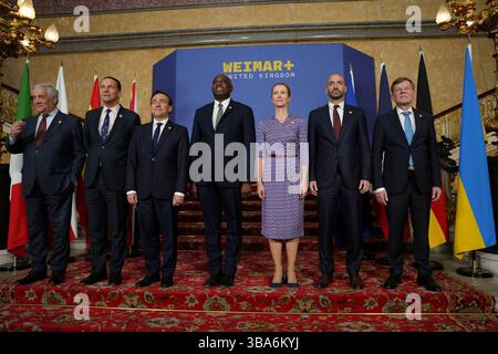 Außenminister David Lammy (Mitte) posiert für ein Foto mit (von links nach rechts) Italiens Außenminister Antonio Tajani, Polens Außenminister Radoslaw Sikorski, Spaniens Außenminister Jose Manuel Albares Bueno, dem Hohen Vertreter der Europäischen Union für Außen- und Sicherheitspolitik Kaja Kallas, dem deutschen Außenminister Johann Wadephul und dem französischen Juniorminister für Europa Benjamin Haddad im Lancaster House in London, da Außenminister David Lammy die Weimar+-Gruppe für Gespräche über die europäische Sicherheit und die Weimar+ beherbergt. Bilddatum: Montag, 12. Mai 2025. Stockfoto