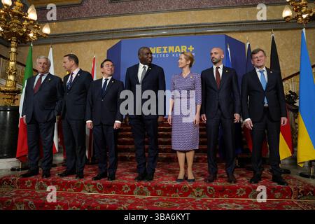 Außenminister David Lammy (Mitte) posiert für ein Foto mit (von links nach rechts) Italiens Außenminister Antonio Tajani, Polens Außenminister Radoslaw Sikorski, Spaniens Außenminister Jose Manuel Albares Bueno, dem Hohen Vertreter der Europäischen Union für Außen- und Sicherheitspolitik Kaja Kallas, dem deutschen Außenminister Johann Wadephul und dem französischen Juniorminister für Europa Benjamin Haddad im Lancaster House in London, da Außenminister David Lammy die Weimar+-Gruppe für Gespräche über die europäische Sicherheit und die Weimar+ beherbergt. Bilddatum: Montag, 12. Mai 2025. Stockfoto