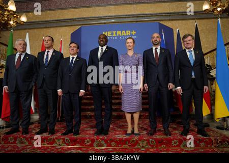 Außenminister David Lammy (Mitte) posiert für ein Foto mit (von links nach rechts) Italiens Außenminister Antonio Tajani, Polens Außenminister Radoslaw Sikorski, Spaniens Außenminister Jose Manuel Albares Bueno, dem Hohen Vertreter der Europäischen Union für Außen- und Sicherheitspolitik Kaja Kallas, dem deutschen Außenminister Johann Wadephul und dem französischen Juniorminister für Europa Benjamin Haddad im Lancaster House in London, da Außenminister David Lammy die Weimar+-Gruppe für Gespräche über die europäische Sicherheit und die Weimar+ beherbergt. Bilddatum: Montag, 12. Mai 2025. Stockfoto