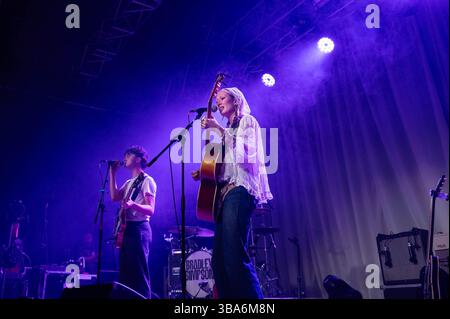 Glasgow, Schottland, Großbritannien. Mai 2025. Nieve Ella tritt am 11. Mai 2025 im SWG3 Glasgow auf. Credit: James Edmond / Alamy Stock Photo/Alamy Live News Stockfoto