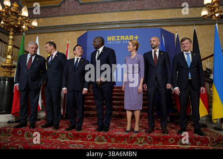 Außenminister David Lammy (Mitte) posiert für ein Foto mit (von links nach rechts) Italiens Außenminister Antonio Tajani, Polens Außenminister Radoslaw Sikorski, Spaniens Außenminister Jose Manuel Albares Bueno, dem Hohen Vertreter der Europäischen Union für Außen- und Sicherheitspolitik Kaja Kallas, dem deutschen Außenminister Johann Wadephul und dem französischen Juniorminister für Europa Benjamin Haddad im Lancaster House in London, da Außenminister David Lammy die Weimar+-Gruppe für Gespräche über die europäische Sicherheit und die Weimar+ beherbergt. Bilddatum: Montag, 12. Mai 2025. Stockfoto