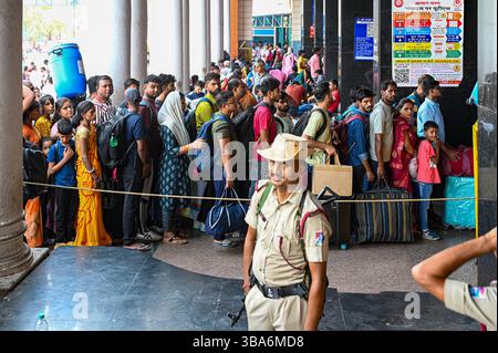 Neu-Delhi, Indien. Mai 2025. NEW DELHI, INDIEN - 11. MAI: Am 11. MAI 2025 wurden am Bahnhof New Delhi in New Delhi in Indien Passagiere in großer Zahl gesehen. (Foto: Salman Ali/Hindustan Times/SIPA USA) Credit: SIPA USA/Alamy Live News Stockfoto