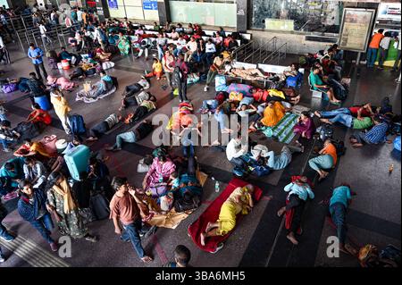 Neu-Delhi, Indien. Mai 2025. NEW DELHI, INDIEN - 11. MAI: Am 11. MAI 2025 wurden am Bahnhof New Delhi in New Delhi in Indien Passagiere in großer Zahl gesehen. (Foto: Salman Ali/Hindustan Times/SIPA USA) Credit: SIPA USA/Alamy Live News Stockfoto