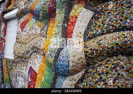 Lemberg, Ukraine - 04. Mai 2025: Bunte Mosaikfliesen mit strukturierten abstrakten geometrischen Mustern Stockfoto