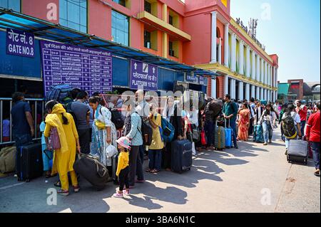 Neu-Delhi, Indien. Mai 2025. NEW DELHI, INDIEN - 11. MAI: Am 11. MAI 2025 wurden am Bahnhof New Delhi in New Delhi in Indien Passagiere in großer Zahl gesehen. (Foto: Salman Ali/Hindustan Times/SIPA USA) Credit: SIPA USA/Alamy Live News Stockfoto