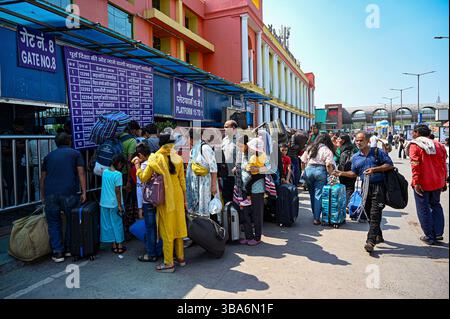 Neu-Delhi, Indien. Mai 2025. NEW DELHI, INDIEN - 11. MAI: Am 11. MAI 2025 wurden am Bahnhof New Delhi in New Delhi in Indien Passagiere in großer Zahl gesehen. (Foto: Salman Ali/Hindustan Times/SIPA USA) Credit: SIPA USA/Alamy Live News Stockfoto