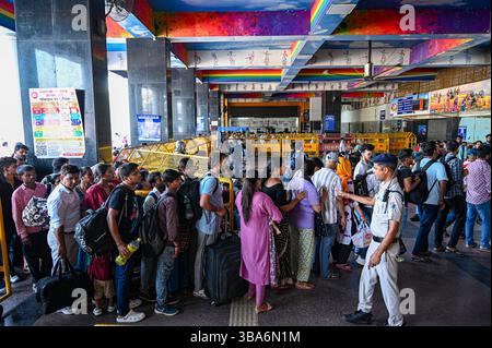 Neu-Delhi, Indien. Mai 2025. NEW DELHI, INDIEN - 11. MAI: Am 11. MAI 2025 wurden am Bahnhof New Delhi in New Delhi in Indien Passagiere in großer Zahl gesehen. (Foto: Salman Ali/Hindustan Times/SIPA USA) Credit: SIPA USA/Alamy Live News Stockfoto
