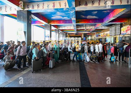 Neu-Delhi, Indien. Mai 2025. NEW DELHI, INDIEN - 11. MAI: Am 11. MAI 2025 wurden am Bahnhof New Delhi in New Delhi in Indien Passagiere in großer Zahl gesehen. (Foto: Salman Ali/Hindustan Times/SIPA USA) Credit: SIPA USA/Alamy Live News Stockfoto