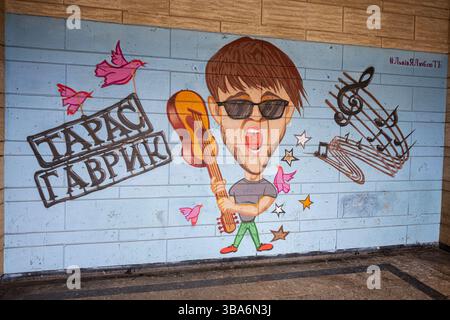 Lemberg, Ukraine - 4. Mai 2025: Lebendiges Straßenkunst mit einem Cartoon-Musiker mit lebhaften Farben und musikalischen Symbolen in Lemberg, Ukraine. Stockfoto
