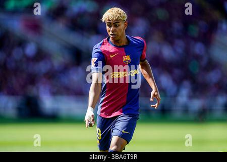 Barcelona, Spanien. Mai 2025. Barcelona, Spanien, Saison 2024/2025, La Liga EA Sports, Spieltag 35, FC Barcelona gegen Real Madrid, Lluis Companys Stadium, 11. Mai 2025Lamine Yamal vom FC Barcelona während des La Liga EA Sports Matches zwischen dem FC Barcelona und Real Madrid CF spielte am 11. Mai 2025 im Lluis Companys Stadium in Barcelona, Spanien. (Foto: Sergio Ruiz/Imago) Credit: PRESSINPHOTO SPORTS AGENCY/Alamy Live News Stockfoto