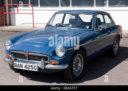 Dreiviertel-Vorderansicht eines Blue, 1968, MGC, im Brooklands Museum während der Osterfestung Stockfoto
