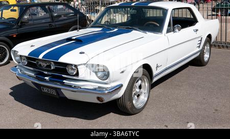 Dreiviertel-Vorderansicht eines White, 1966, Ford Mustang, ausgestellt im Brooklands Museum während der Osterfestung Stockfoto