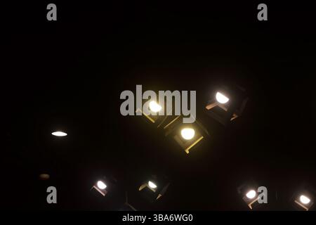 Eine einzigartige Lampe über der schwarzen Decke in einem Restaurant Stockfoto