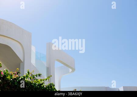 Moderne Architektur mit geschwungenen weißen Wänden und Glasgeländern Stockfoto