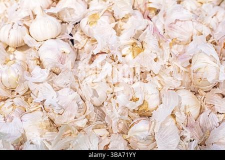 Knoblauchköpfe im Supermarkt. Seler, Vitamine und Immunität während der Krankheit Stockfoto